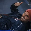 Patricio Rodríguez recostado en el piso durante la escala en Bogotá.