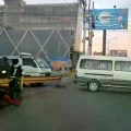 Choferes bloquean con sus vehículos en El Alto
