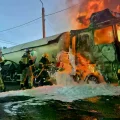 Un vehículo en llamas tras un ataque ruso en Kiev.
