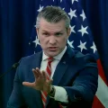 Pete Hegseth en rueda de prensa junto al general Dan Caine.
