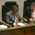 El ministro Marco Antonio Oviedo (i) en la Asamblea Legislativa.