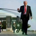 El presidente Donald Trump camina desde el Marine One para abordar el Air Force One en el Aeropuerto Internacional de Ocala,