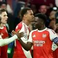 Festejo de gol de Bukayo Saka.