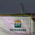 Un tanque de almacenamiento de petróleo en la refinería Paulinia Replan de Petrobras en Paulinia, estado de San Pablo.