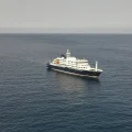 Vista aérea del crucero holandés MV Hondius anclado en el Atlántico, frente a Cabo Verde, el 5 de mayo de 2026.