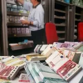 Billetes de euro apilados sobre una mesa en el departamento de cambio de divisas del banco UBS en Zúrich, Suiza, 13 de diciem