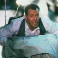Bruce Willis interpreta a Hudson Hawk, un ladrón amante del capuchino que roba objetos diseñados por Leonardo da Vinci.