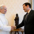 El Papa León XIV con el jefe de la diplomacia de Estados Unidos, Marco Rubio, en un encuentro en mayo de 2025.