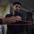 Antonio Melgar realiza un ejercicio de fuerza en la previa del partido.