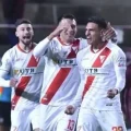 Richet Gómez celebra con Cuéllar y Amoroso.