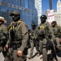 Agentes federales del Servicio de Inmigración ICE patrullan en Chicago.