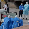 Trabajadores de la salud evacuan del crucero MV Hondius en Cabo Verde a las tres personas sospechosas de tener hantavirus.
