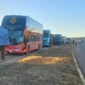 Fila de vehículos por uno de los bloqueos en el altiplano.
