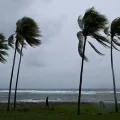 Mar agitado por el paso de un huracán frente a Cuba en 2025.