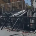 Los efectivos se cubren de los tomatazos de los movilizados.