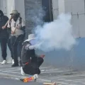 Los marchistas de la COB lanzan petardos a los policías.