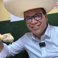 El candidato a la Presidencia por el partido Juntos por el Perú, Roberto Sánchez, desayuna durante una visita al mercado popu