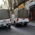 Las dos patrullas en puertas del Ministerio de Trabajo
