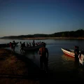 Miembros del pueblo indígena Munduruku en el río Tapajós marcan la frontera del Territorio Indígena Sawre Muybu.
