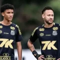 Robinho Jr. (izq.) y Neymar (der.) durante un entrenamiento con Santos.