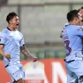 Justiniano (der.), autor del gol de Bolívar, es felicitado por Rodríguez. Se acercan Robson (izq.) y Chávez.
