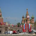 Policías rusos custodian la Plaza Roja de Moscú, dos días antes del gran desfile por el Día de la Victoria.