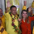 Luis Revilla celebra junto con sus seguidores los resultados logrados en las elecciones subnacionales.