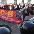 Marcha de la COB en inmediaciones de la FELCC.