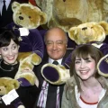 Mohamed Al Fayed, el último dueño de Harrods, con dos cantantes y rodeados de ositos de peluche en un piso de su tienda.