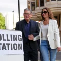 El primer ministro británico, Keir Starmer, y su esposa Victoria llegan a un colegio electoral en el centro de Londres.