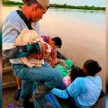 Mujer en el momento en que daba a luz a su bebé, en una canoa