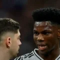 Federico Valverde (izq.) y Tchouaméni (der.) durante un partido con el Real Madrid.