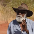 Grupo de ancianos warlpiri examina huellas en el desierto de Tanami.