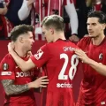 Jugadores del Friburgo celebran tras el 3-0 anotado por Lukas Kuebler.