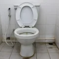 Imagen referencial del bebé hallado en un baño público.