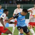 Moisés Villarroel de Blooming intenta superar a dos jugadores de Bragantino.