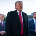 Donald Trump habla con periodistas al visitar el Lincoln Memorial.