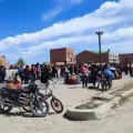 Así se bloqueaba el jueves la carretera a Copacabana en El Alto.