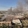 Una vista aérea del incendio en el shopping de la ciudad mexicana de Los Mochis, en el estado de Sinaloa.