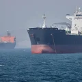 Petroleros fondeados frente a la costa en el estrecho de Ormuz, cerca de Bandar Abbas, Irán, dos de mayo de 2026