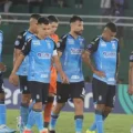 Los jugadores salen sin encontrar explicaciones por la goleada sufrida ante Bragantino.