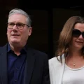 El primer ministro británico Keir Starmer y su esposa Victoria salen de un centro de votación en Londres.