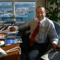Manuel Rocha en su oficina de Miami en 2003. El ex diplomatico estadounidense fue arrestado en 2023 acusado ser un agente sec