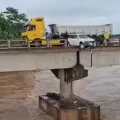 Así quedó el vehículo en el puente de Yapacaní