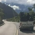 Una de las camionetas de la Policía en la ruta a los Yungas