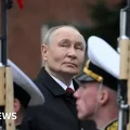Vladímir Putin pronuncia su discurso anual del Día de la Victoria en la Plaza Roja de Moscú.