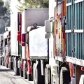 Filas de camiones en la avenida Blanco Galindo, en Cochabamba.