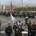Militares rusos se congregan durante el desfile del Día de la Victoria en la Plaza Roja.