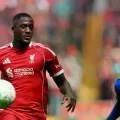 Ibrahima Konate del Liverpool FC intenta dominar el balón en el partido ante Chelsea.