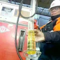 Un funcionario de YPFB, con una muestra de gasolina en una estación de La Paz.